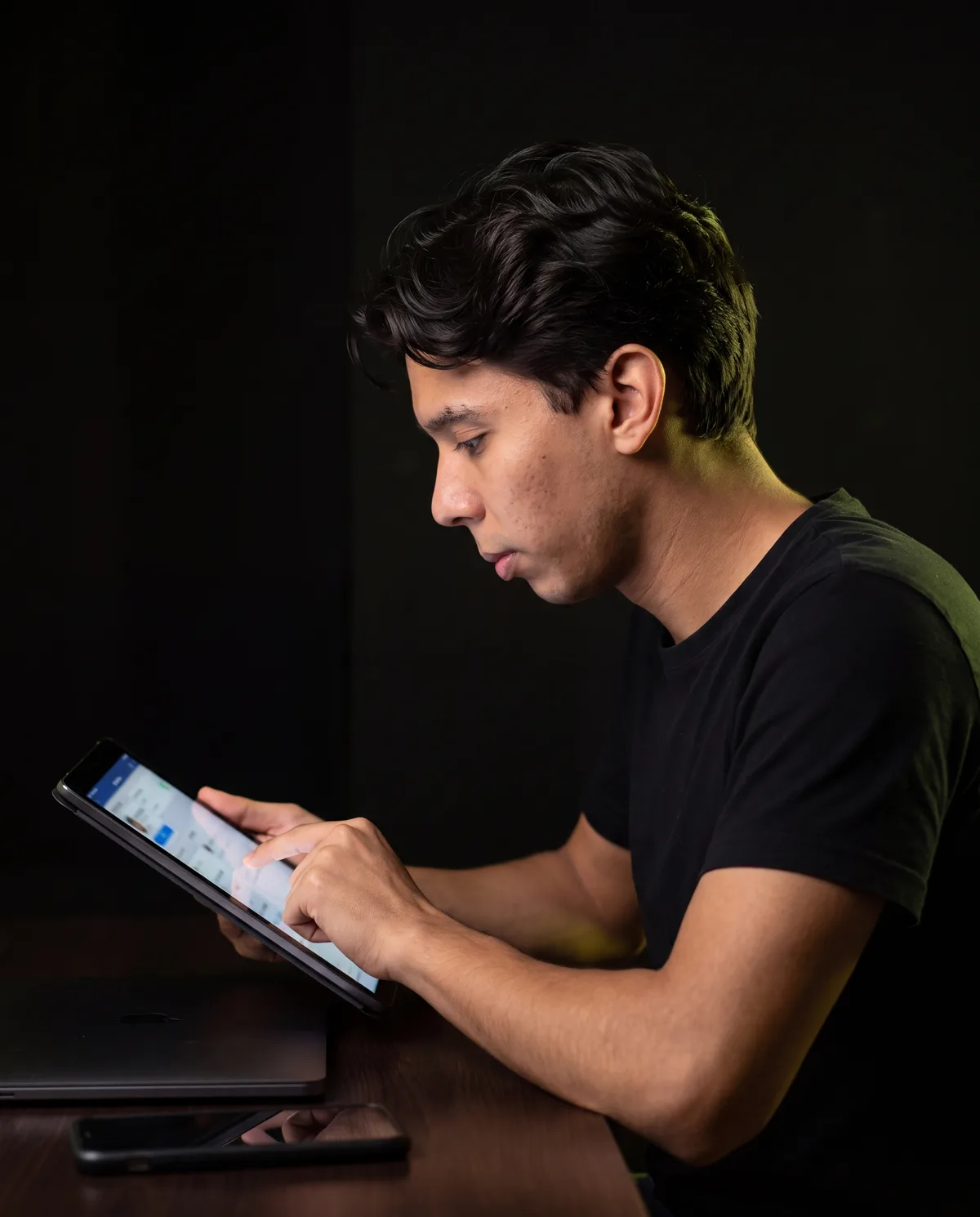 Jesús programando en su estación de trabajo