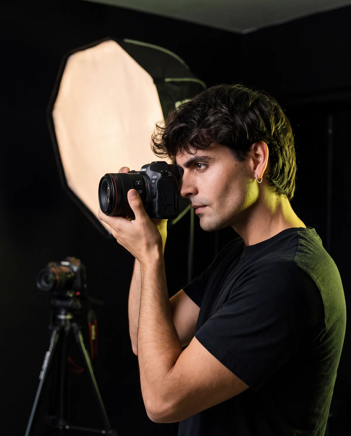 Néstor fotografiando en el estudio